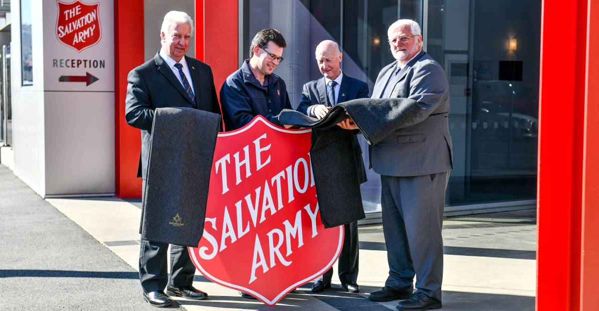 Tasmania - Freemasonry donate more than 1000 blankets to Salvation Army