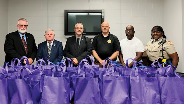 Mississippi/U.S. - Freemasons donate fun bags for kids