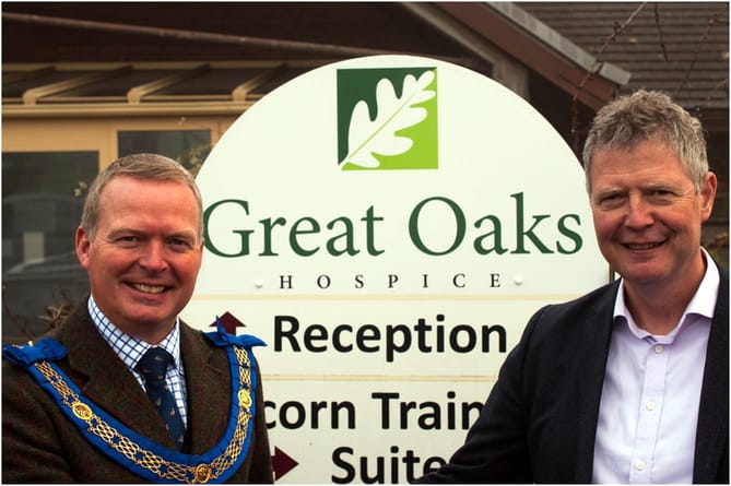 Gloucestershire/England - Freemasons chief Mark Smith visits Great Oaks Hospice