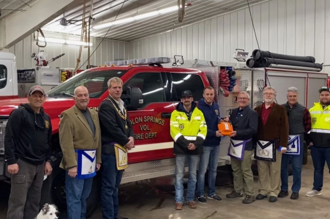 Wisconsin/U.S. - Barnes freemasons present firefighting tool to Solon Springs