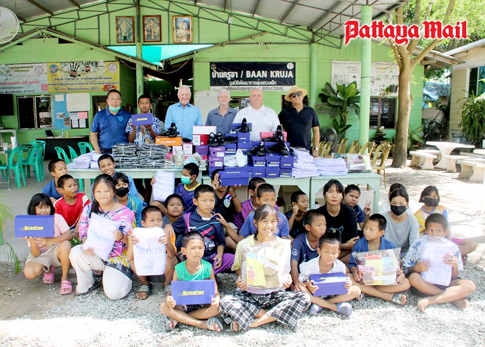 Tailand - Freemasons, Rotarians, Sports Club, donate school uniforms to underprivileged children