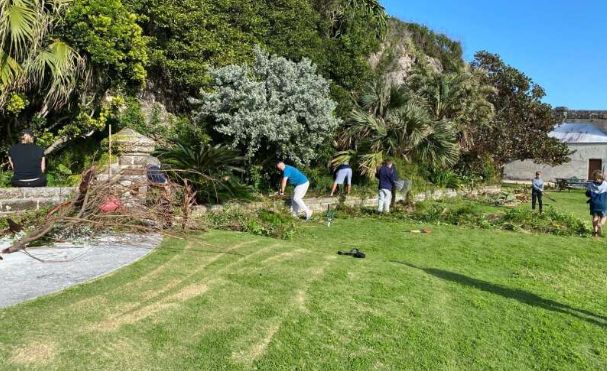 Bermuda - Freemasons and families lend a hand on museum grounds