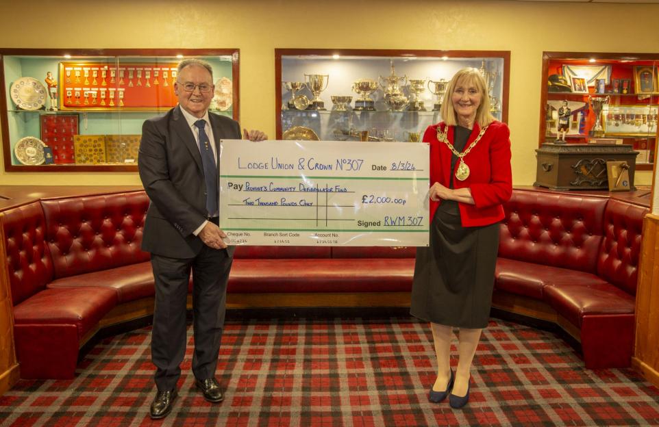 Scotland - Barrhead Masonic lodge supports defibrillator fund